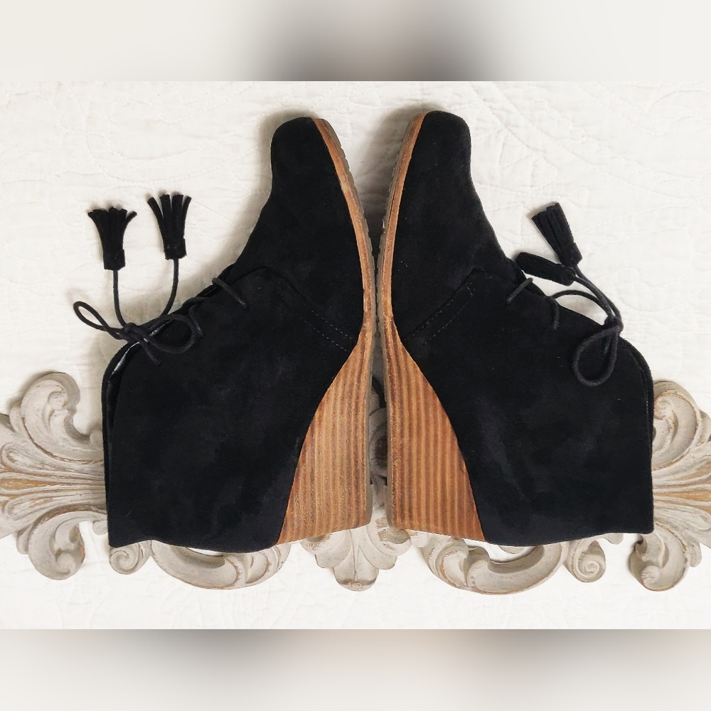 Dr. Scholls lace up booties.